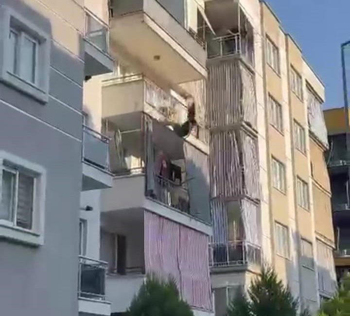 Balkona çıkıp kendini boşluğa bırakan kadın ağır yaralandı Aydın Efeler ilçesinde bir binanın 4. katından kendini boşluğa bırakan