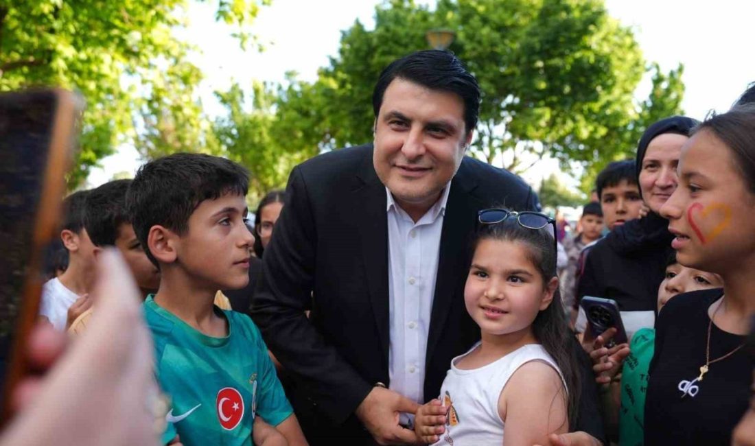 Başkan Yılmaz’dan çocuklara sürpriz ziyaret Şehitkamil Belediyesi tarafından düzenlenen çocuk şenliği ile Çamlıtepe Mahallesi, çocukların