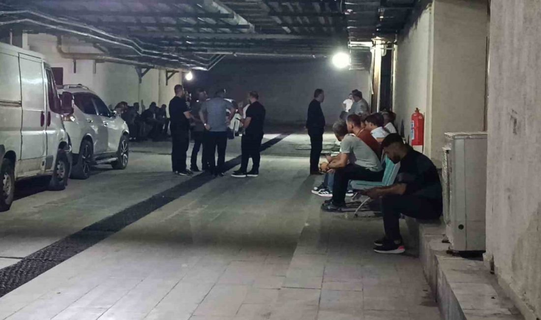 Batman’da 1 yaşındaki çocuk balkondan düşerek hayatını kaybetti Batman’da 1 yaşındaki bir çocuk, üçüncü kattaki evlerinin balkonundan düşerek