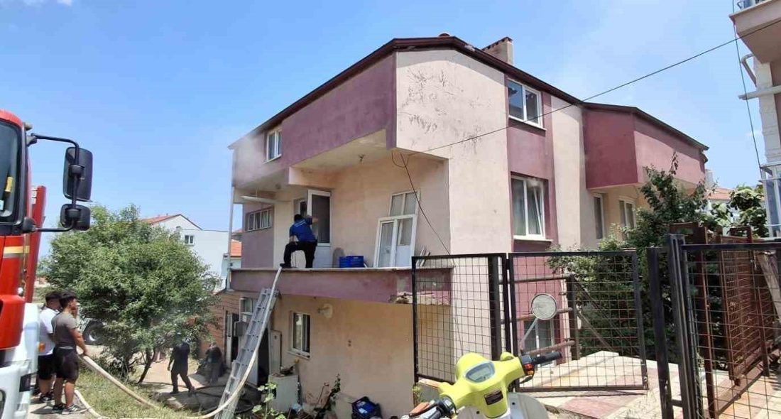 Denizli’nin Kale İlçesinde bir evde yangın çıktı. Ev sahiplerinin bahçede