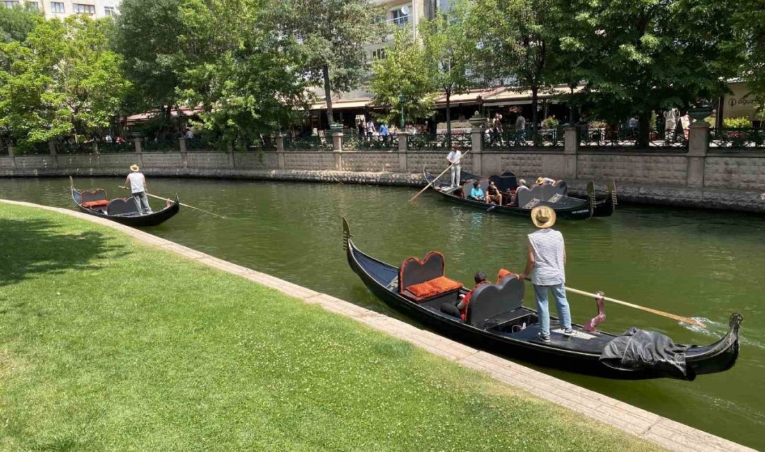 Bayramda Eskişehir’e gelen turistler gondol seferlerini yoğunlaştırdı Kurban Bayramı tatilinde Eskişehir’e gelen bazı turistler gondol seferlerine yoğun