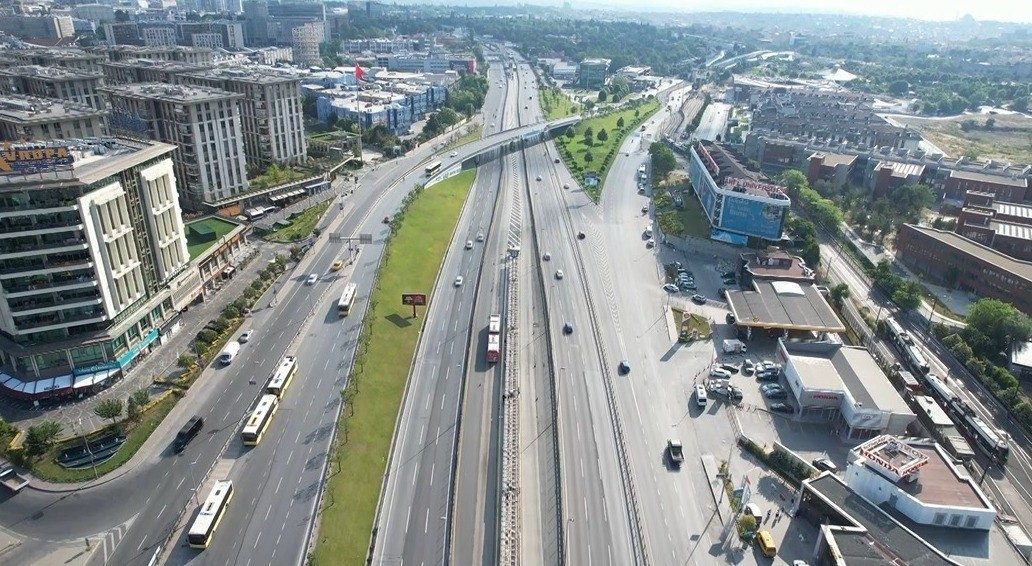 Kurban Bayramının ikinci günü sabahında da yollar boş kaldı. Boş