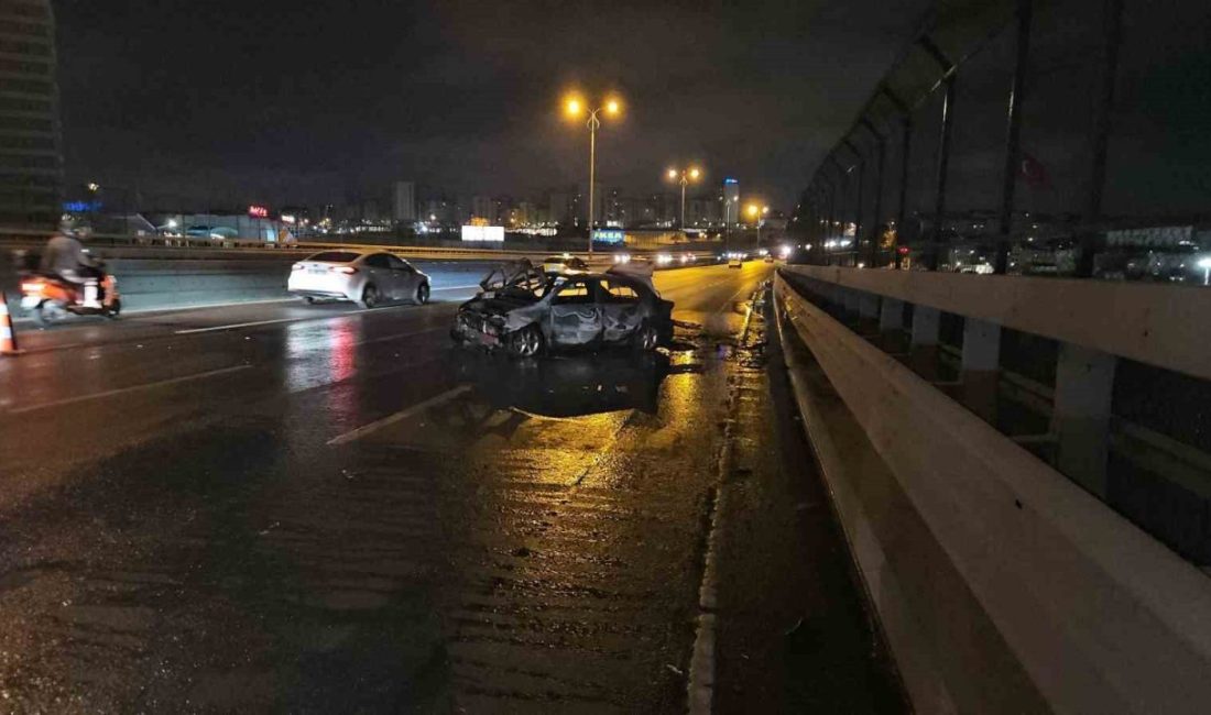 Bayrampaşa’da yayaya çarpmamak için bariyerlere vuran araç alev alev yandı Bayrampaşa’da aniden yola çıkan yayaya çarpmamak için manevra yapan otomobil