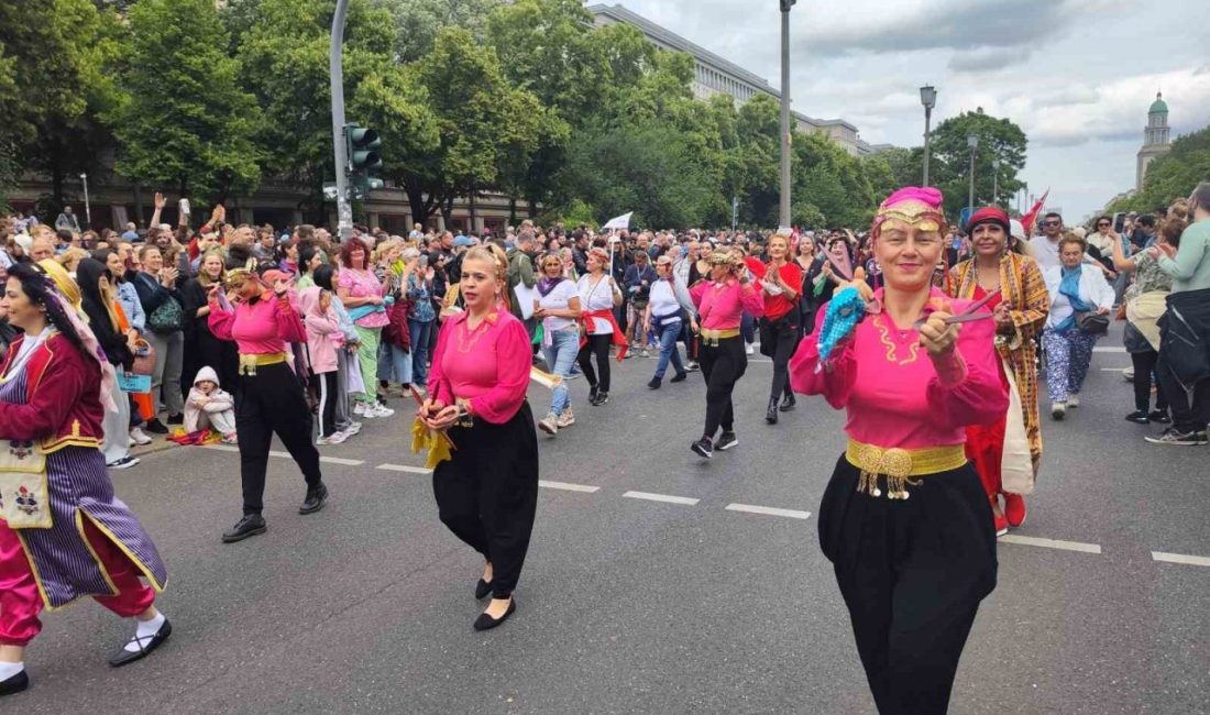 Berlin Kültürler Karnavalı’nda renkli görüntüler Almanya’nın başkenti Berlin’de 27’ncisi düzenlenen Berlin Kültürler Karnavalı her sene