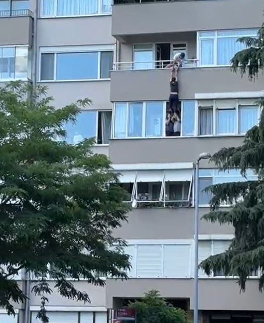 Beşiktaş’ta intihar girişiminde bulunan kadını komşuları son anda kurtardı: O anlar cep telefonu kamerasında Beşiktaş’ta bir apartmanın 4’üncü katında oturan kadın, oturduğu dairenin penceresine