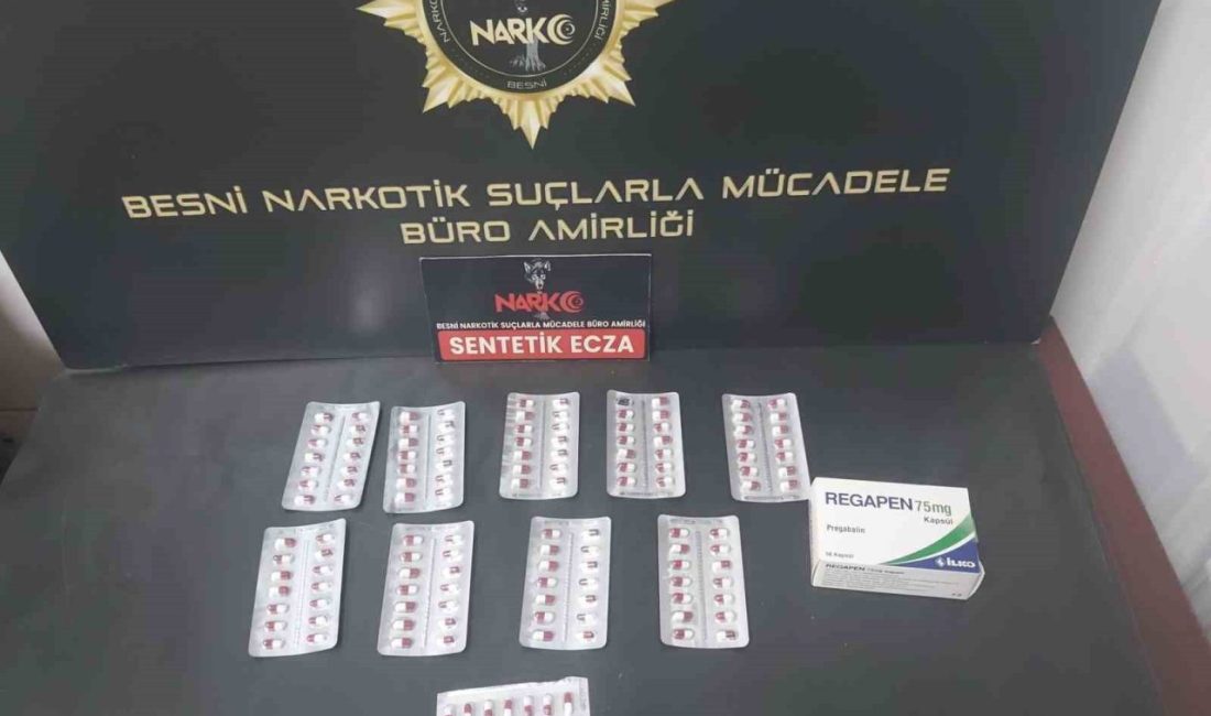 Besni’de 132 sentetik hap ele geçirildi Adıyaman’ın Besni ilçesinde düzenlenen uyuşturucu operasyonunda 132 adet sentetik ecza