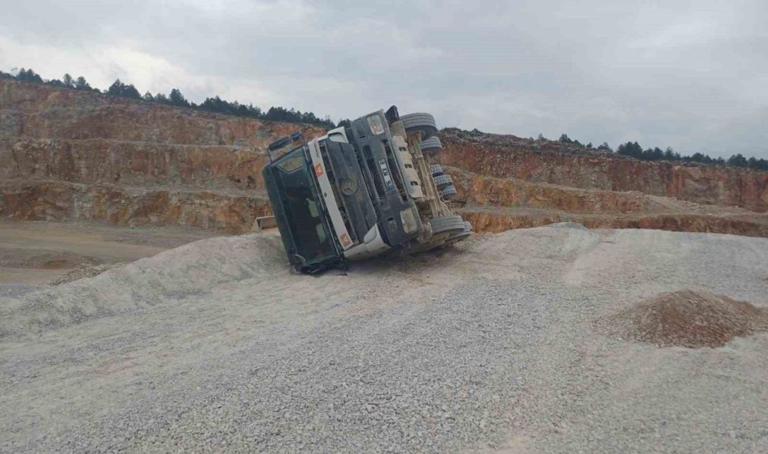Bilecik’in Necmiye Köyü bölgesinde bulunan inşaat şantiyesinde geri manevra yapan