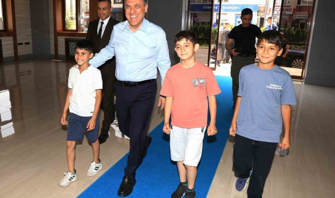 Bingöl Valisi Usta, çocukları makam arabasına aldı, makamında ağırladı Bingöl Valisi Ahmet Hamdi Usta, birlikte Cuma namazı kıldığı çocukları