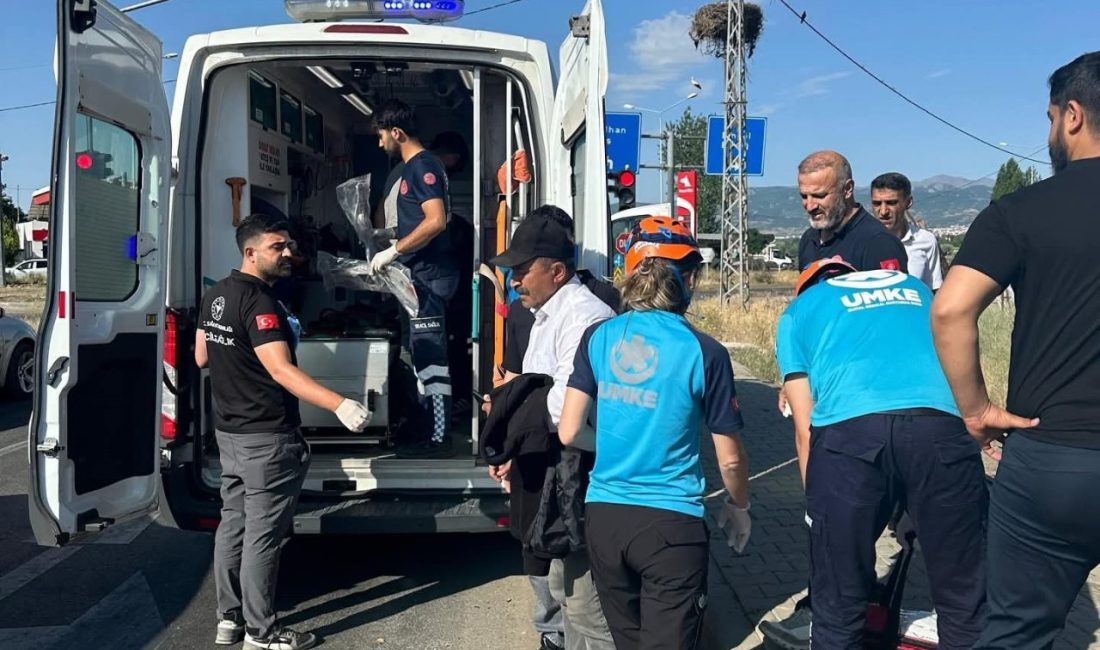 Bingöl’de otomobil elektrik direğine çarptı: 2 yaralı Bingöl’de otomobilin elektrik direğine çarpması sonucu meydana gelen kazada, 2