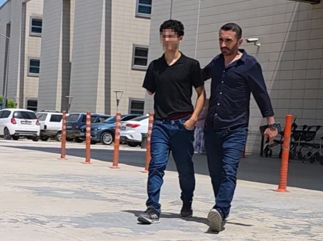 Bir kişinin ölümüne sebep olan 14 yaşındaki sürücü tutuklandı Bursa’nın İnegöl ilçesinde çarptığı aracıyla bir kişinin ölümüne sebep olan