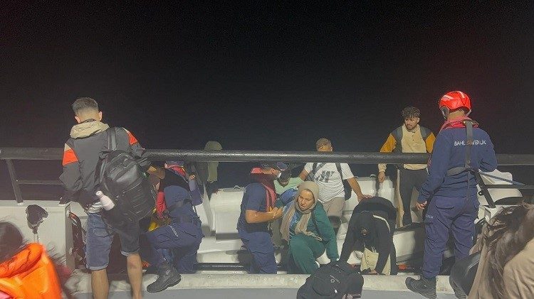 Muğla’nın Bodrum ilçesi açıklarında 18 düzensiz göçmen ile beraberinde 8