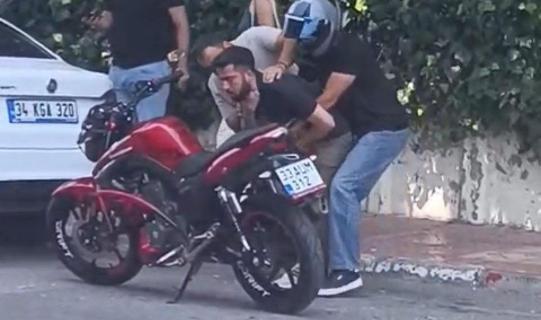 Boğazına şeker kaçan vatandaş Heimlich manevrasıyla hayata tutundu Mersin’de boğazına şeker kaçan bir vatandaş, yoldan geçen motosiklet sürücüsünün