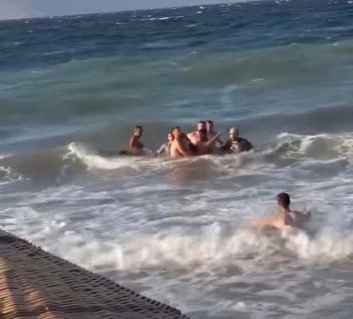 Boğulmak üzere olan genci vatandaşlar kurtardı Bursa’nın Mudanya ilçesinde arkadaşlarıyla birlikte denize giren bir kişi, dalgalar