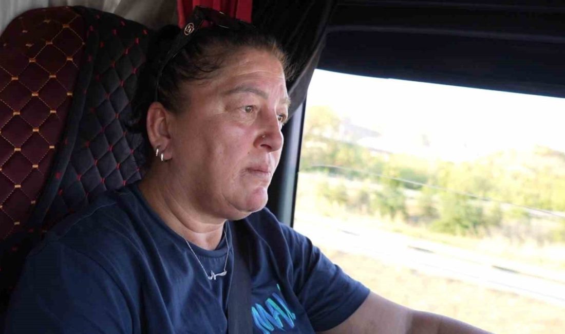 Ankara’dan Amasya’ya yük taşıyan kadın tır şoförü Meliha Şentürk, trafikte