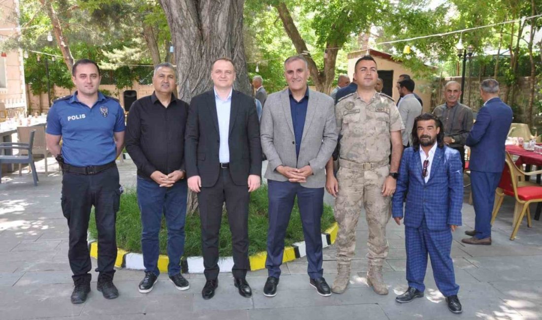 Bulanık’ta protokol halkla bayramlaştı Muş’un Bulanık ilçesinde Kurban Bayramı nedeniyle bayramlaşma töreni düzenlendi. Bulanık’ta