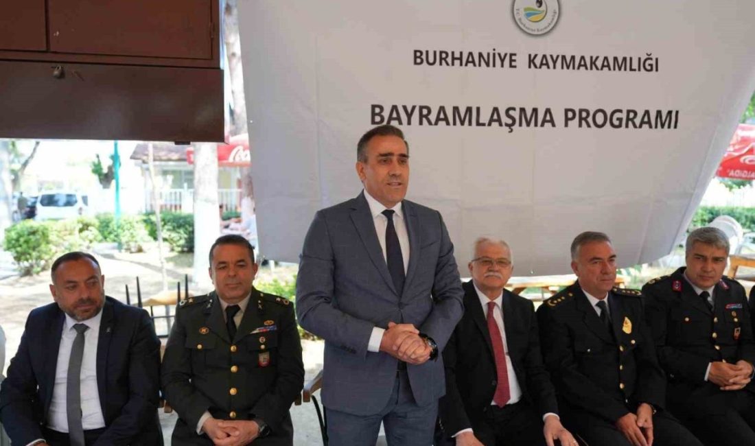 Burhaniye’de bayramlaşma töreni yapıldı Burhaniye’de Kurban Bayramı dolayısıyla resmi bayramlaşma töreni düzenlendi. Şehit Turhan
