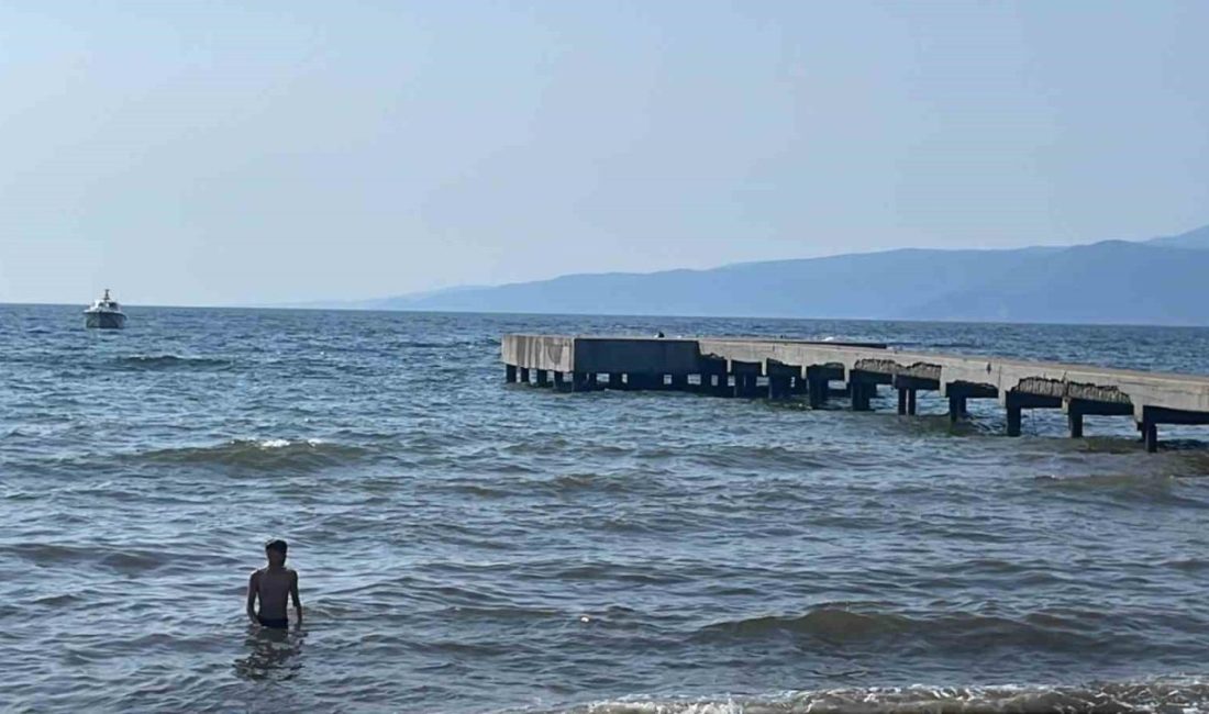 Bursa’da akıntıya kapılan genç boğuldu Bursa’da girdikleri denizde akıntıya kapılan 2 gençten biri kurtarılırken, diğerinin