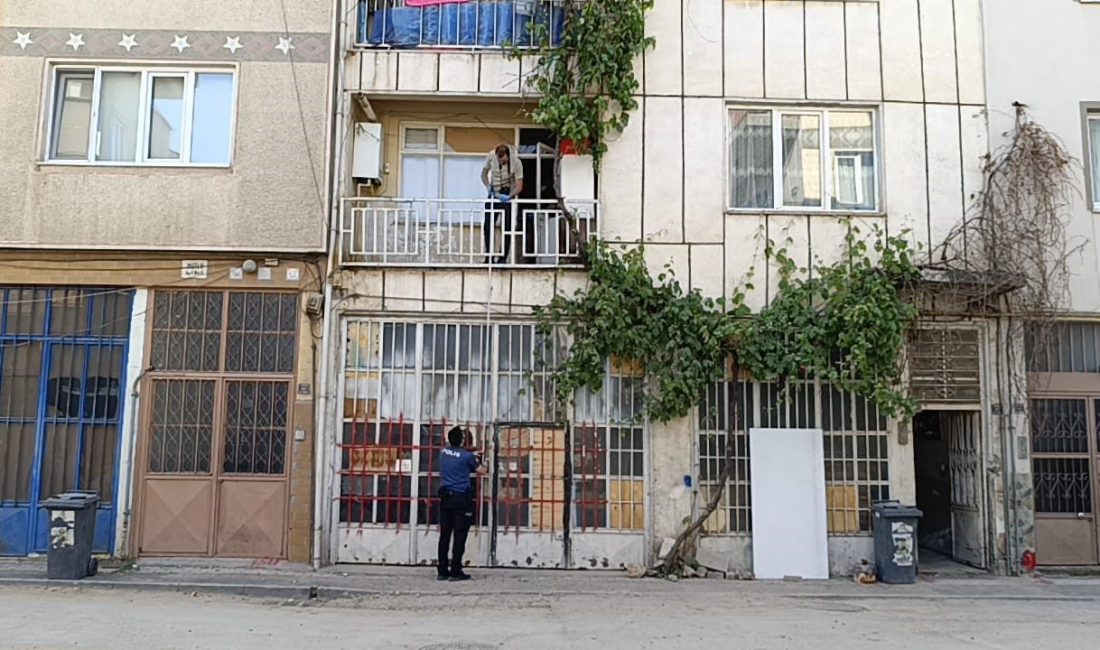 Bursa’da balkondan düşen 2 yaşındaki çocuk ağır yaralandı Bursa’nın İnegöl ilçesinde balkondan düşen 2 yaşındaki çocuk ağır yaralandı.