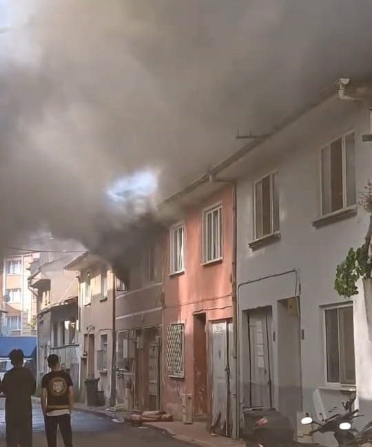 Bursa’da bir daire alevlere teslim oldu Bursa’nın İnegöl ilçesinde 2 katlı bir binada çıkan yangın, itfaiye