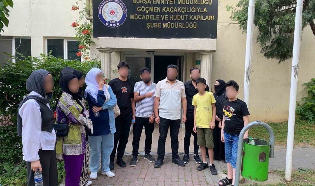 Bursa’da göçmen kaçakçılığı operasyonu: 12 yabancı uyruklu şahıs yakalandı, 3 şüpheli gözaltında Bursa’da göçmen kaçakçılığına yönelik düzenlenen operasyonda, yasa dışı yollarla ülkeye