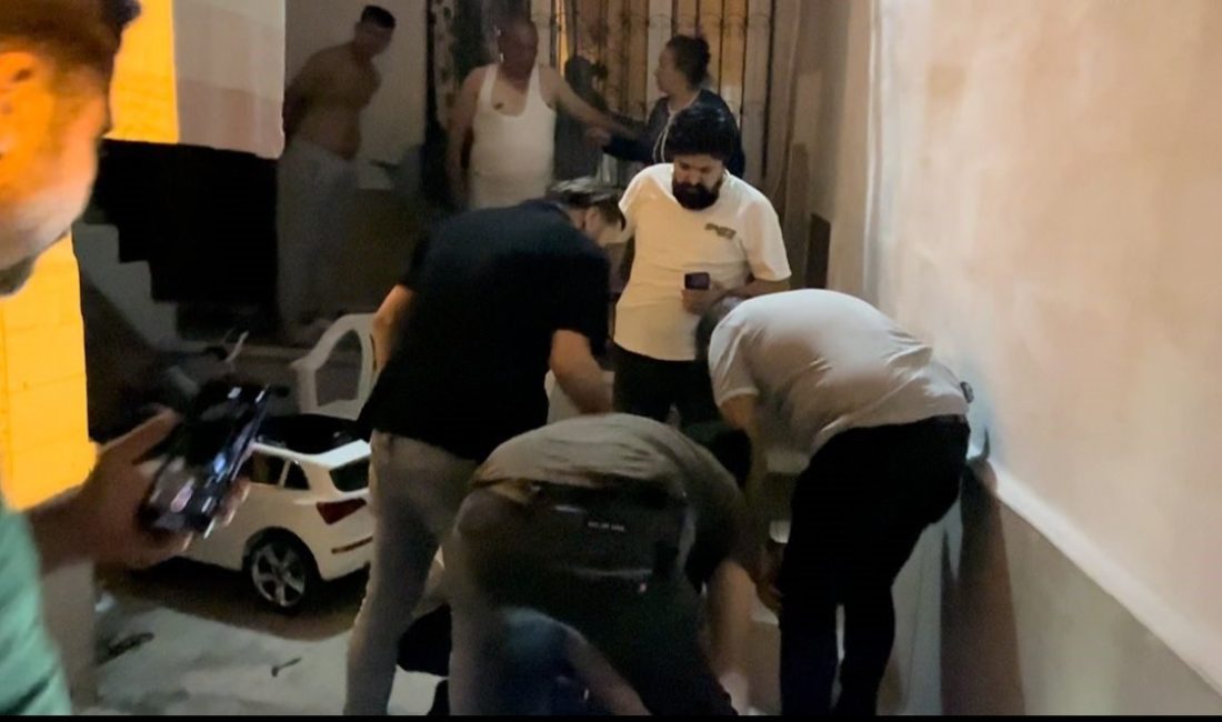 Bursa’da sıcak dakikalar: Ekiplerden kaçmaya çalışan aranan şahsın yakalanma anı kamerada Bursa’da “yaralama” suçundan hakkında hapis cezası bulunan zanlı, polis ekiplerinin