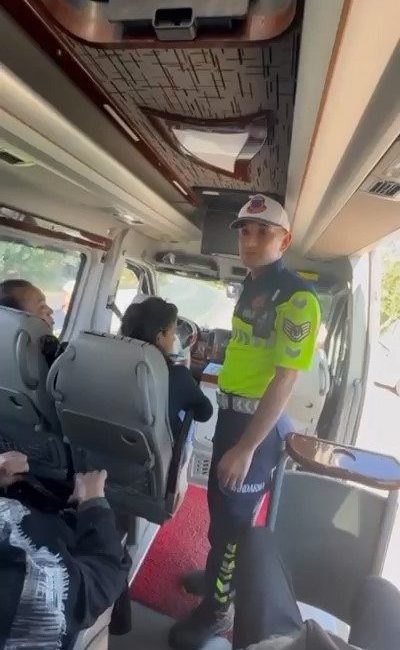 Bursa’da yolcu minibüsüne trafik denetimi Bursa’nın İznik ilçesinde yolcu minibüsüne yönelik yapılan sivil trafik denetiminde,