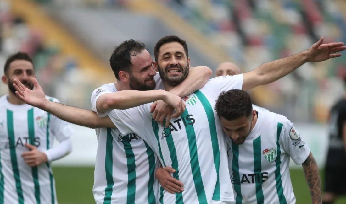 Bursaspor, Tahir Babaoğlu ile yollarını ayırdı Bursaspor, şampiyon kadroda yer alan Tahir Babaoğlu ile yollarını ayırdı.
