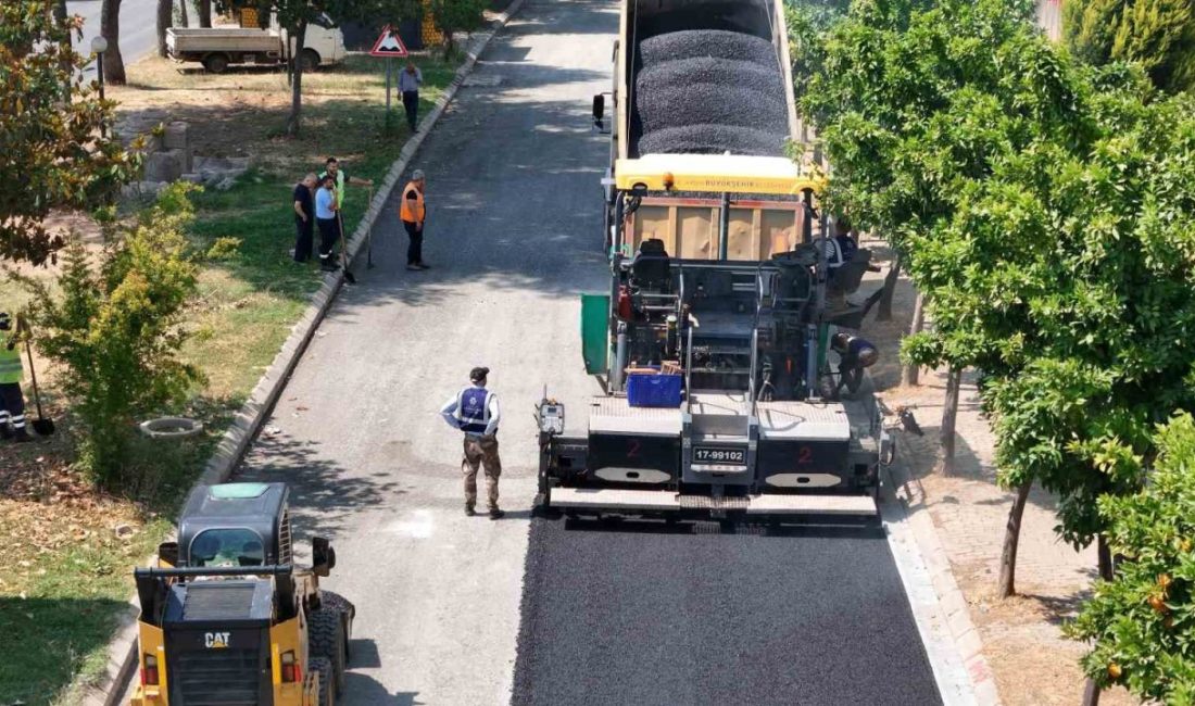 Büyükşehir’in yol çalışmaları devam ediyor Aydın Büyükşehir Belediyesi, kent genelinde eş zamanlı olarak sürdürülen yol