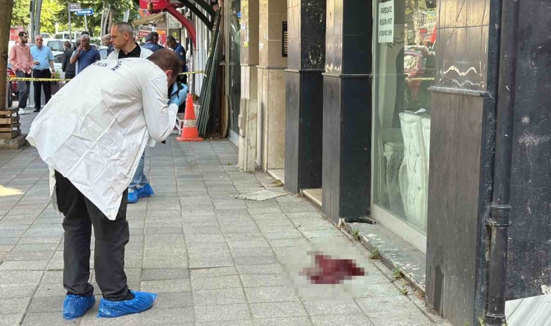Caddede başından vuruldu, hastanede hayatını kaybetti Kocaeli’nin İzmit ilçesinde cadde uğradığı silahlı saldırıda ağır yaralanan bir