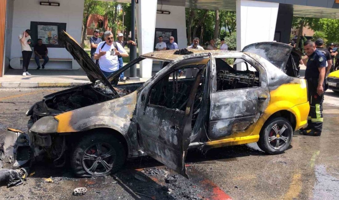 Çakmağı çakmasıyla ticari taksi alev topuna döndü, sürücü canını zor kurtardı Elazığ’da yolcu bekleyen bir ticari taksi sürücüsü, araçta çakmağı çakması