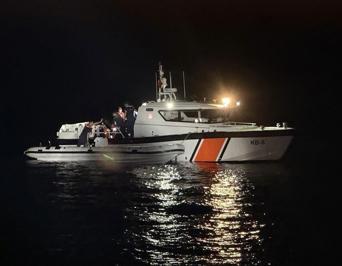 Çanakkale’de 18 kaçak göçmen ile 1 insan kaçakçısı yakalandı Çanakkale Boğazı’nda Eceabat ilçesi açıklarında Sahil Güvenlik Komutanlığı ekiplerince lastik