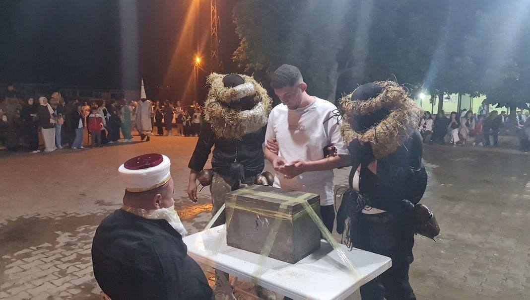 Çanakkale’de asırlık bayram eğlencesi renkli görüntülere sahne oldu Çanakkale’nin Yenice ilçesinde bağlı Seyvan köyünde 100 yıllık Arap eğlenceleri