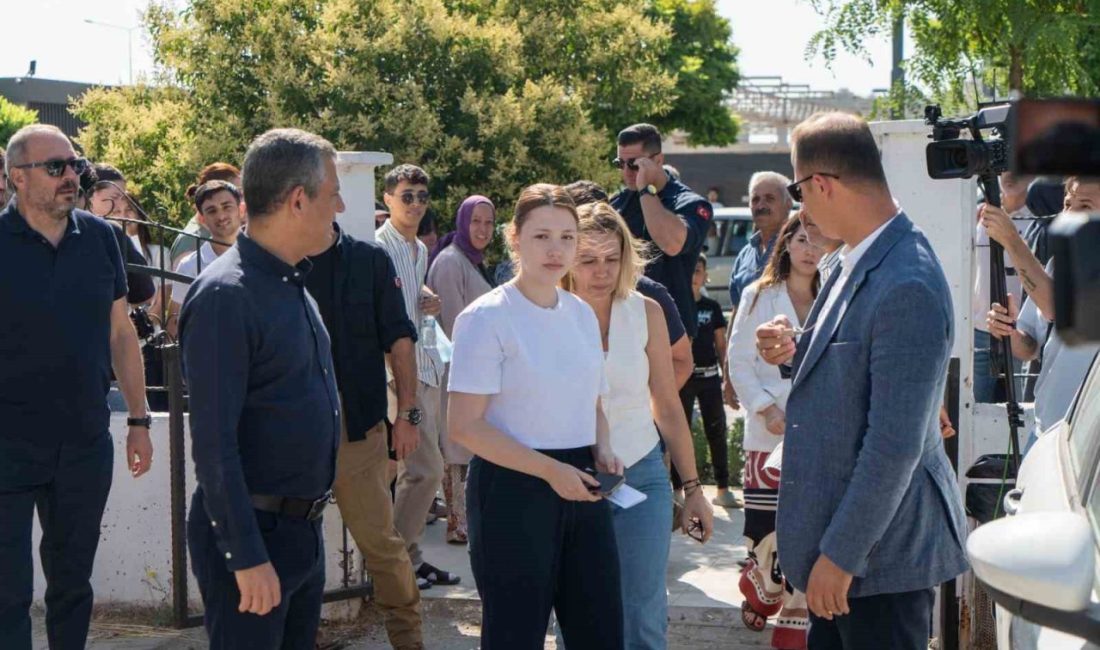 CHP lideri Özel, Başkan Zeyrek’in kızını YKS’nin ikinci oturumunda da yalnız bırakmadı Cumhuriyet Halk Partisi (CHP) Genel Başkanı Özgür Özel, elektrik akımına