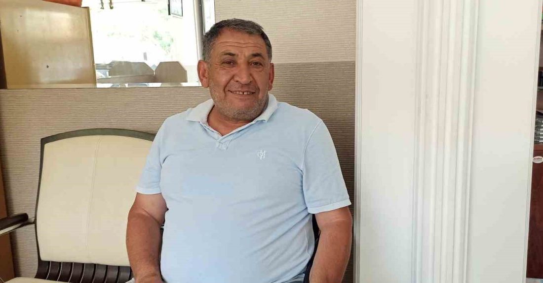 Çiftçinin yaban keçileri ile diyaloğu yüzleri gülümsetti Sivas’ta bir çiftçi, bahçesine giderken yolda dağ keçisi sürüsü görüntüledi.