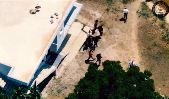 Çocuğun cinsel istismarı suçundan aranan şahsa film gibi operasyon Aydın’ın Efeler ilçesinde hakkında çocuğun cinsel istismarı ve şantaj suçundan