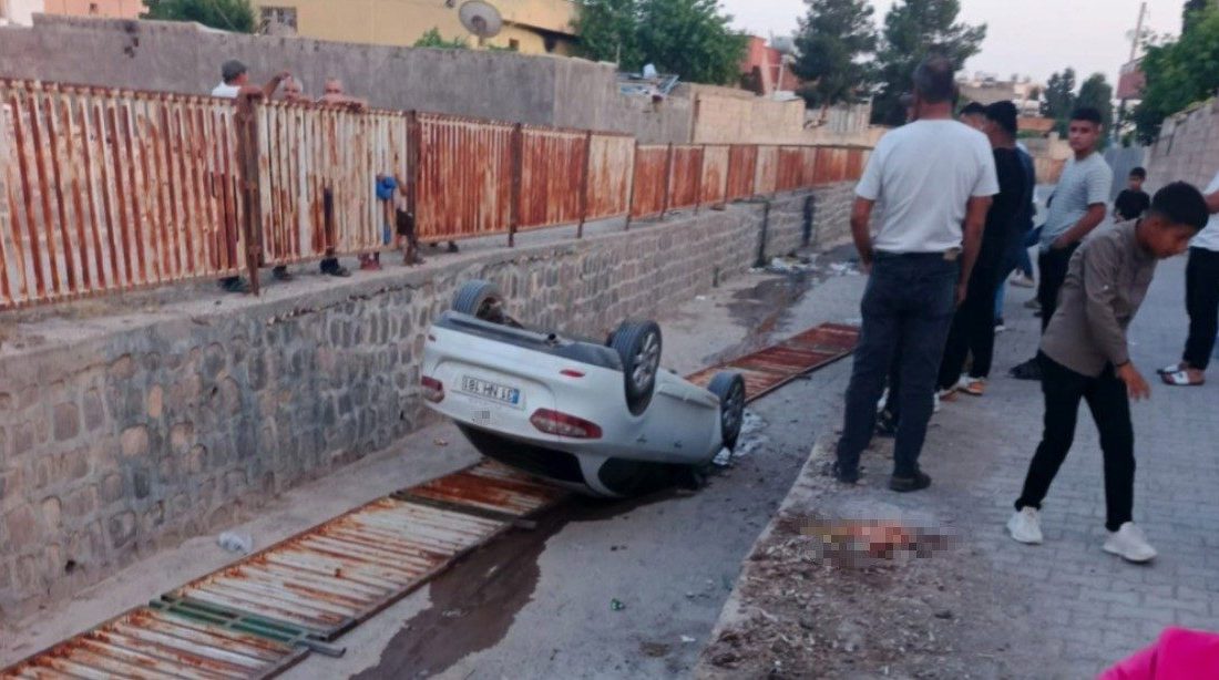 Çocukların el frenini indirdiği otomobil tahliye kanalına uçtu Şanlıurfa’nın Ceylanpınar ilçesinde, el freni indirilen park halindeki bir otomobil,