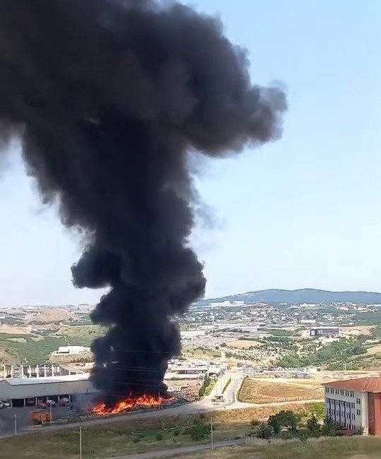 Çöp ayrıştırma tesisi bahçesinde yangın Kocaeli’nin Gebze ilçesinde çöp ayrıştırma tesisi bahçesinde yangın çıktı. Çıkan