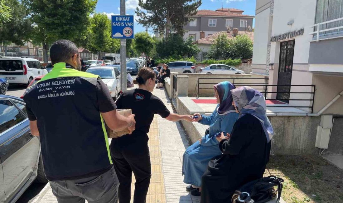 Çorum Belediyesi’nden YKS’ye giren adayların ailelerine dondurma ikramı Çorum Belediyesi ekipleri bu YKS’ye giren adayları bekleyen ailelere dondurma