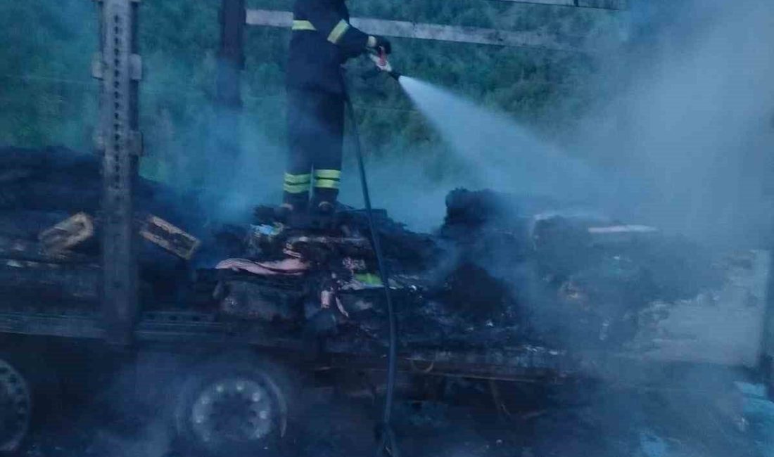 Çorum’un Osmancık ilçesinde seyir halindeki bir tırın dorsesinde çıkan yangın