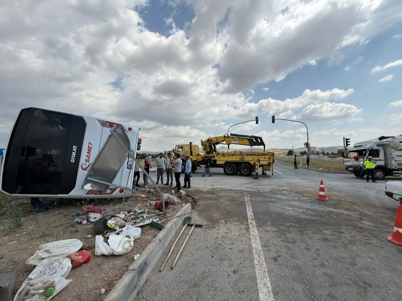 Çubuk’ta personel servisi ile canlı hayvan yüklü kamyonet çarpıştı: 3 yaralı Ankara’nın Çubuk ilçesinde personel servisi ile canlı hayvan yüklü kamyonetin