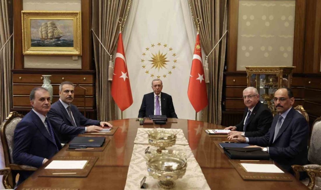 Cumhurbaşkanı Erdoğan başkanlığında güvenlik toplantısı gerçekleştirildi Cumhurbaşkanı Recep Tayyip Erdoğan başkanlığında, Cumhurbaşkanlığı Külliyesi’nde güvenlik toplantısı gerçekleştirildi.