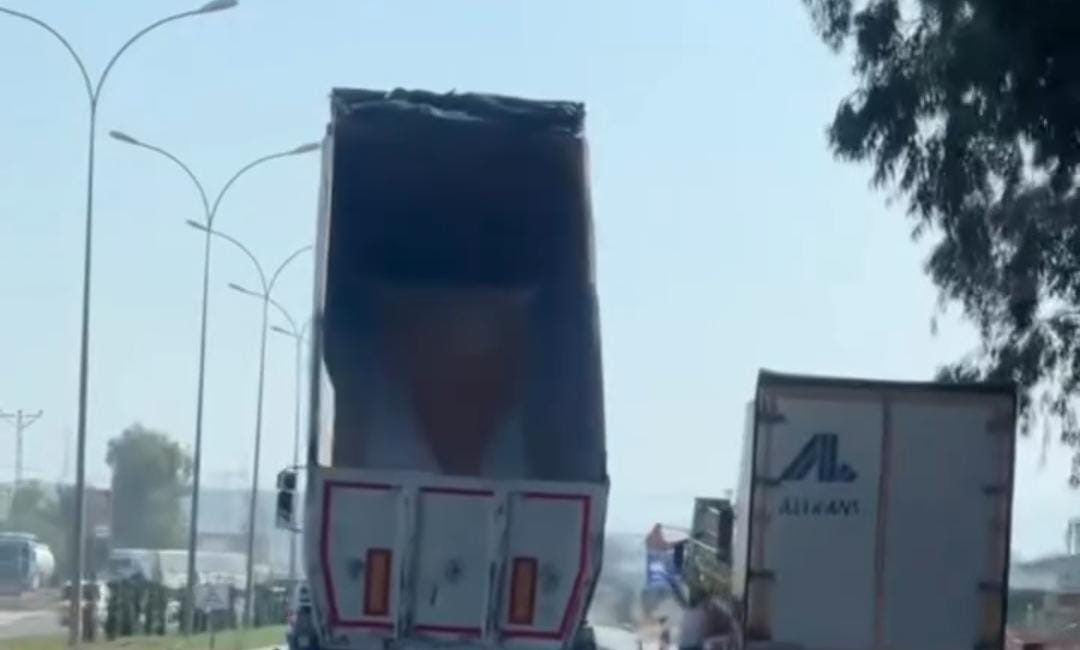 Damperi açık unutan kamyon şoförü yürekleri ağza getirdi Hatay’da sürücüsünün damperini açık unuttuğu hafriyat kamyonunun metrelerce yol gittiği