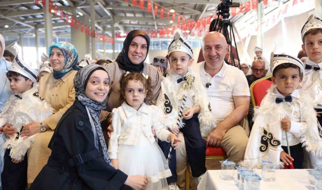 Darıca’da düzenlenen sünnet şöleni renkli görüntülere sahne oldu. Binlerce kişinin