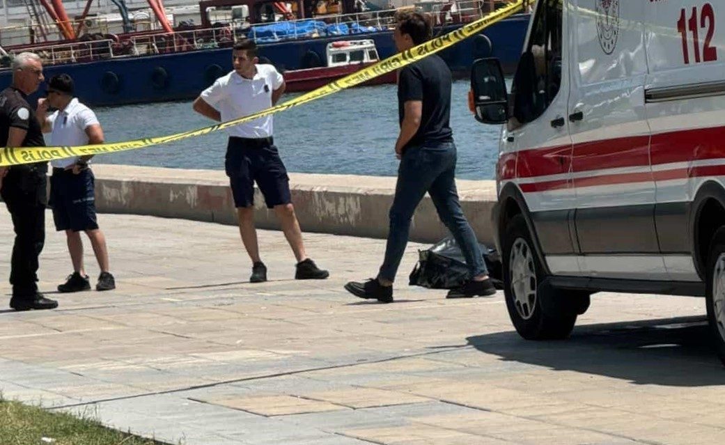 Denizde 70 yaşındaki şahsın cesedi bulundu Mersin’de deniz içinde 70 yaşındaki bir şahsın cansız bedeni bulundu.