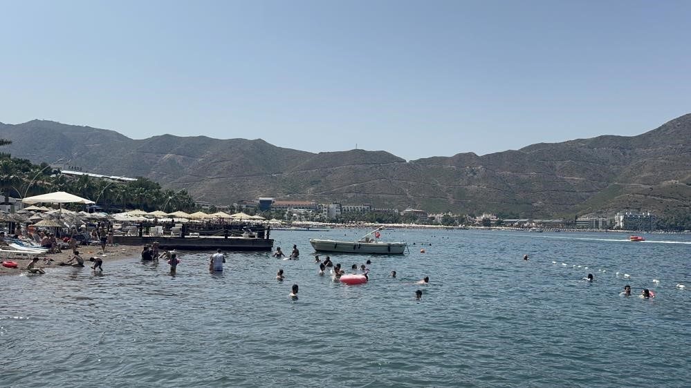 Muğla’nın Marmaris ilçesinde boğulma tehlikesi geçiren ve vatandaşlar tarafından denizden