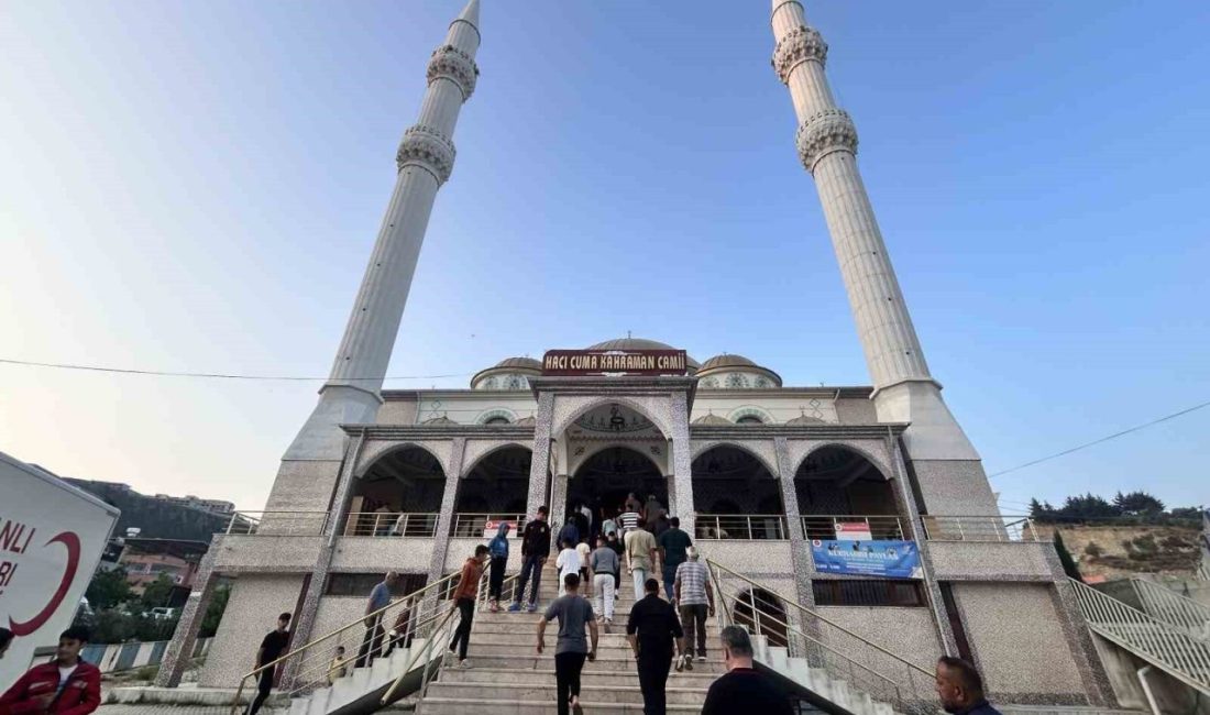 Depremin vurduğu Hatay’da vatandaşlar bayram namazı için camilere akın etti Depremin vurduğu Hatay’da afetzede vatandaşlar, bayram namazlarını depremde yıkılan ve
