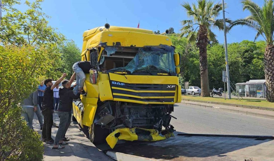 Devrilen tır ortalığı savaş alanına çevirdi: 1 yaralı Zonguldak’ın Ereğli ilçesinde sabah saatlerinde meydana gelen trafik kazasında kontrolden