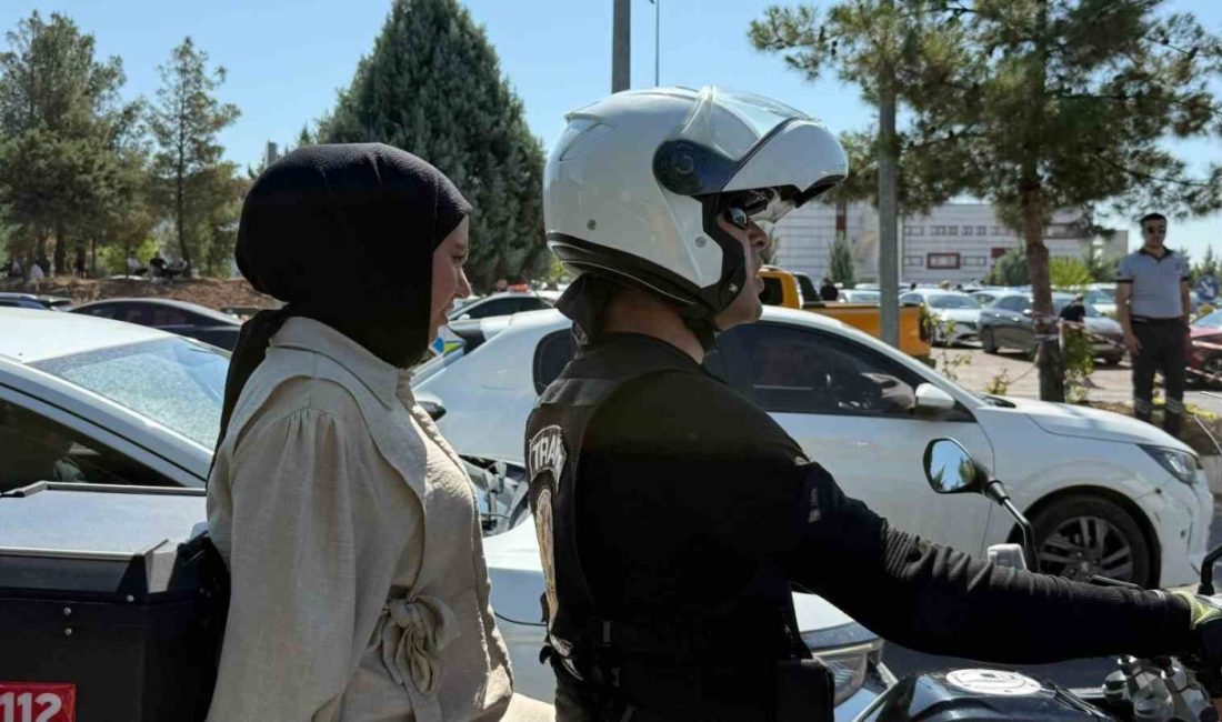 Diyarbakır’da kimliğini ve giriş belgesini unutanların imdadına polis yetişti Diyarbakır’da, YKS’nin ikinci oturum AYT sınavına giren öğrencilerden bazıları kimlik