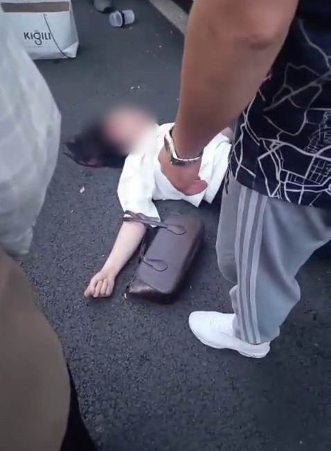 Diyarbakır’da pikabın çarptığı kadın ağır yaralandı Diyarbakır’da yolun karşısına geçmeye çalışan kadın, pikabın çarpması sonucu ağır