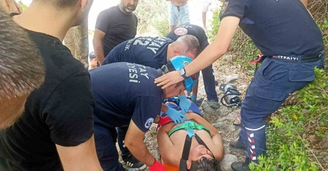 Dörtyol’da ayağı kayalıklara sıkışan şahıs yaralandı Hatay’da serinlemek için girdiği Deliçay’da ayağı kayalıklara sıkışarak yaralanan şahsı